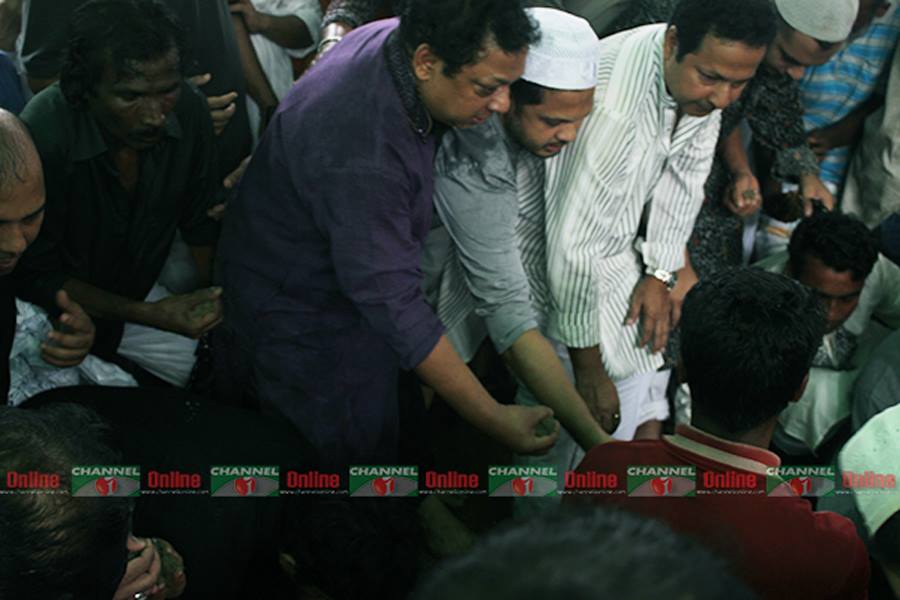 নায়করাজ রাজ্জাকের কবরে মাটি দেন তিন ভাই বাপ্পী, সম্রাট ও বাপ্পারাজ