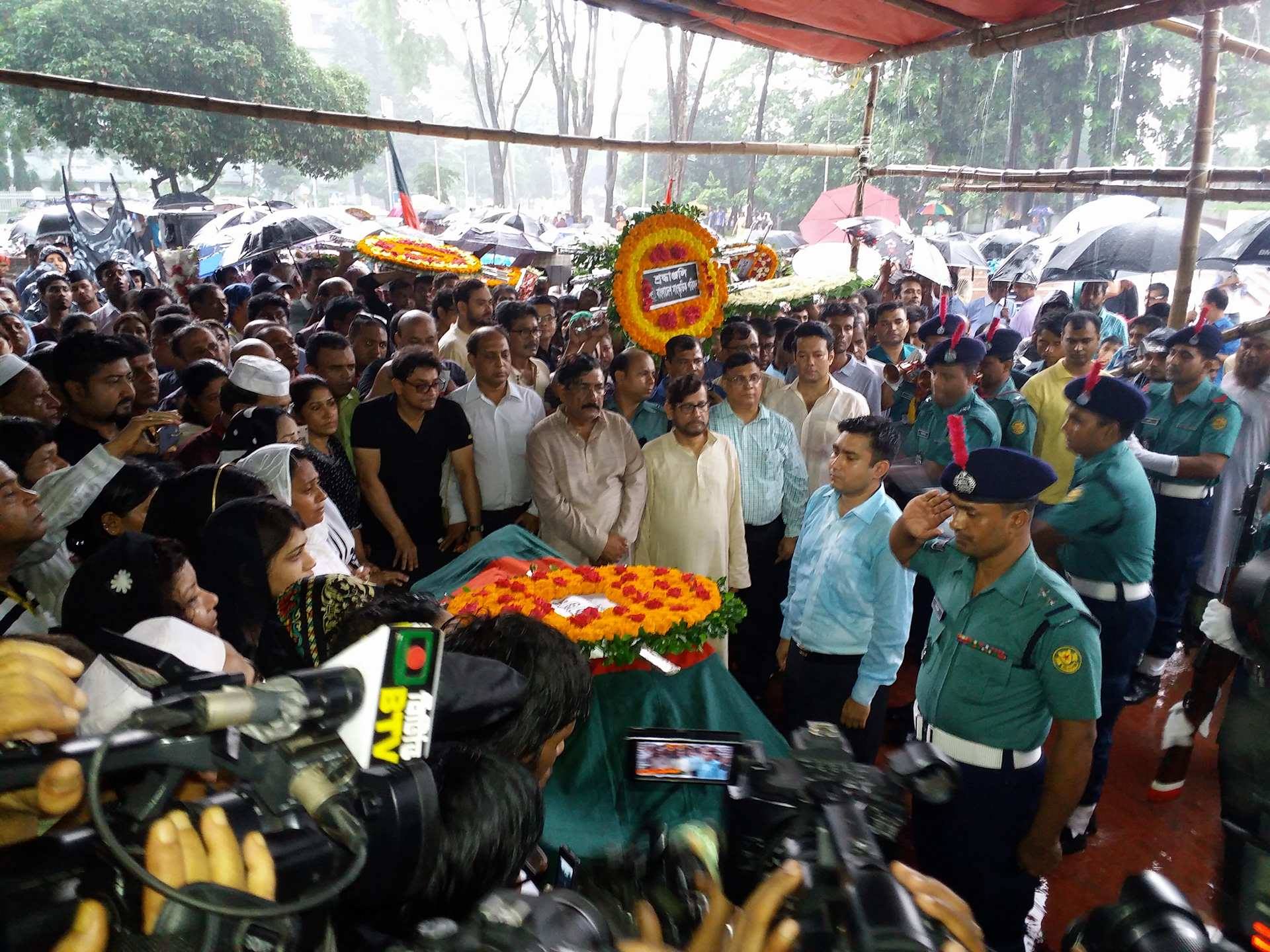 কেন্দ্রীয় শহীদ মিনারে প্রয়া আব্দুল জব্বারকে গার্ড অব অনার দেওয়া হয়