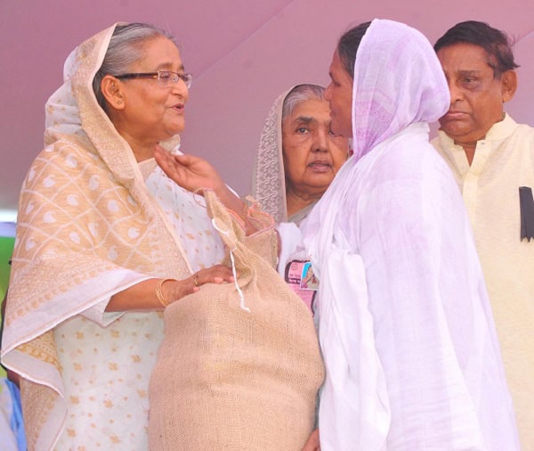 প্রধানমন্ত্রী শেখ হাসিনা ও একজন নারী নেত্রী সাক্ষাৎ করছেন. Channel i News - চ্যানেল আই নিউজ