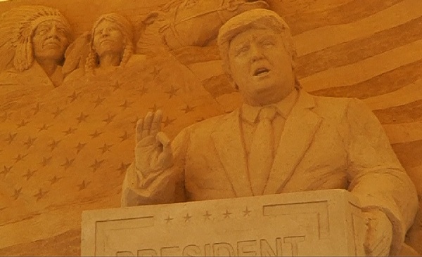 বালি দিয়ে বানানো প্রেসিডেন্ট ডোনাল ট্রাম্পের ভাস্কর্য।