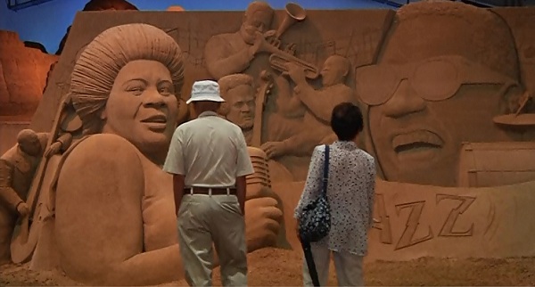 বালির জাজ সিঙ্গারদের সামনে দাঁড়ানো দুই দর্শনার্থী।