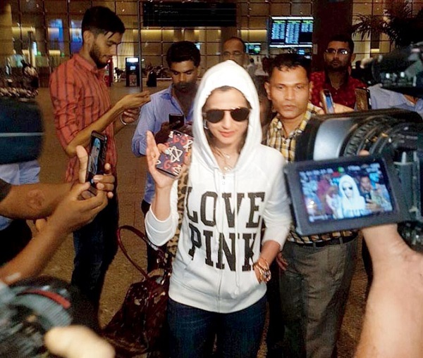 বিমানবন্দরে আমিশা প্যাটেল