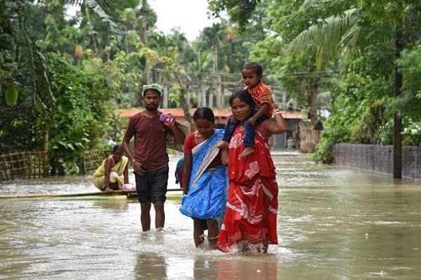 বন্যার পানিতে ভেসে আসা পরিবারের সদস্যরা, নেপাল ও ভারতে মৃতের সংখ্যা ১৫৩. Channel i News - চ্যানেল আই নিউজ