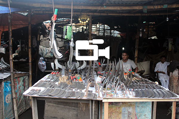 কসাইদের হাতে দা, ছুরি, চাপাতি, চাকু ও বটি তুলে দিতে এখন ব্যস্ত সময় কাটাচ্ছেন কারওয়ান বাজারের কামাররা।