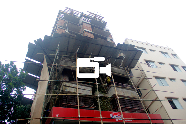 খিলগাঁও তিলপা পাড়ার নির্মাণাধীন দশ তলা ভবনের সপ্তম তলার দেয়াল ভেঙে