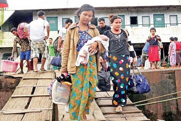 বাংলাদেশে আশ্রয় নিচ্ছে রোহিঙ্গারা।