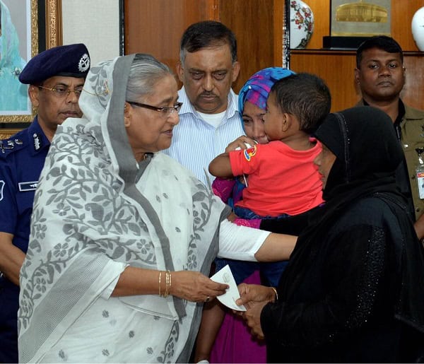 সিলেটের আতিয়া ভবনে নিহতের স্বজনদের চেক প্রদান করছেন প্রধানমন্ত্রী।
