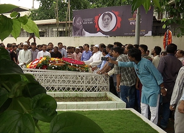 আইভী রহমানের কবরে শ্রদ্ধা জানাচ্ছেন আওয়ামী লীগের নেত্রিবৃন্দ।