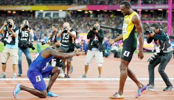 বিজয়ী গ্যাটলিন হাঁটু গেড়ে বিদায়ী সম্মাননা জানাচ্ছেন বোল্টকে