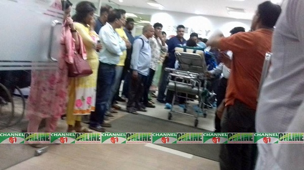 খালেদ মাহমুদকে অ্যাম্বুলেন্সের কাছে নেয়া হচ্ছে