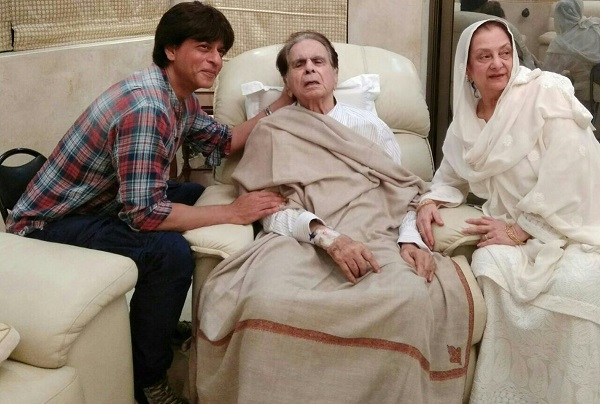 দিলীপ কুমারের সঙ্গে শাহরুখ খান। পাশে সায়রা বানু