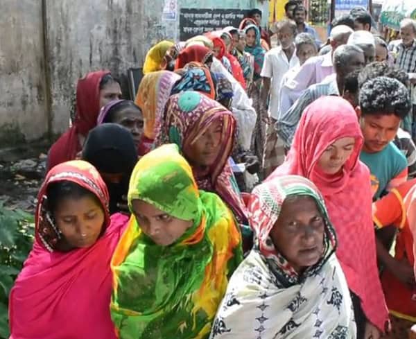 বন্যার পর পানি কমে যাওয়ার কারণে ক্ষতিগ্রস্ত মানুষজনের ভিড়. Channel i News - চ্যানেল আই নিউজ