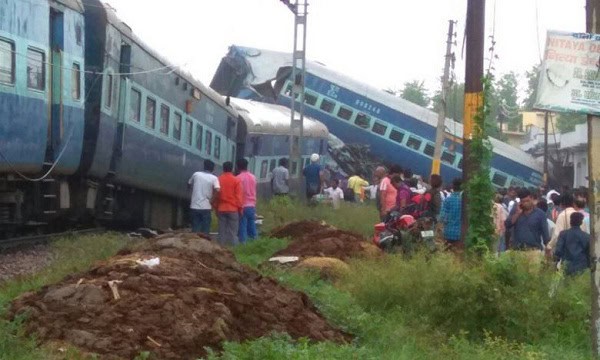ভারতের ট্রেন লাইনচ্যুত, বহু হতাহতের আশঙ্কা, উদ্ধার কাজ চলছে. Channel i News - চ্যানেল আই নিউজ