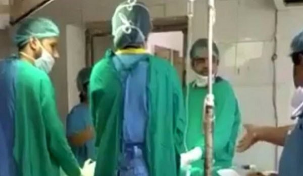 চিকিৎসকরা অপারেশন রুমে আলোচনা করছেন, রোগীর অপারেশন বন্ধ।. Channel i News - চ্যানেল আই নিউজ