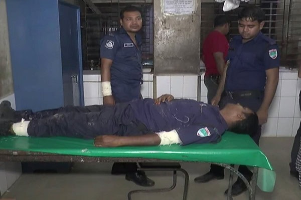 বন্দুকযুদ্ধে আহত কলেজছাত্রের লাশ হাসপাতালে রাখা হয়েছে. Channel i News - চ্যানেল আই নিউজ