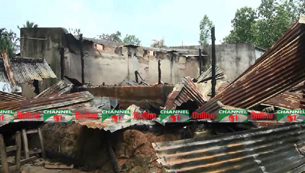 পাহাড়িদের ঘরবাড়িতে আগুন