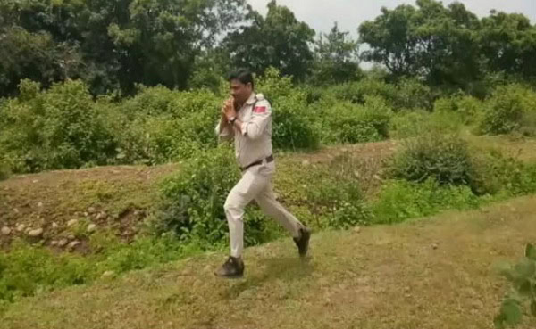 পুলিশের একজন সদস্য জীবনের ঝুঁকি নিয়ে শিশুর জীবন বাঁচাচ্ছেন. Channel i News - চ্যানেল আই নিউজ