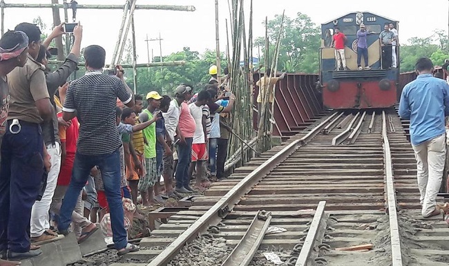 পৌংলী নদীর উপর রেল সেতুর ধ্বসে যাওয়া অংশে মেরামত করা হয়।