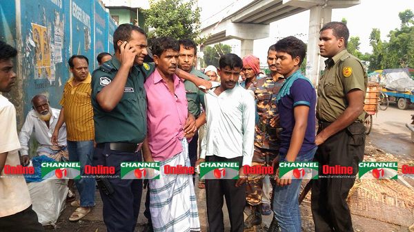 পুলিশের হাতে ধরা পড়া তিন জুয়াড়ি।