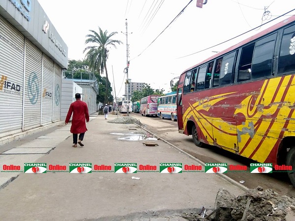 গাড়িতে পেছনে ফেলে হেঁটে যায় মানুষ।