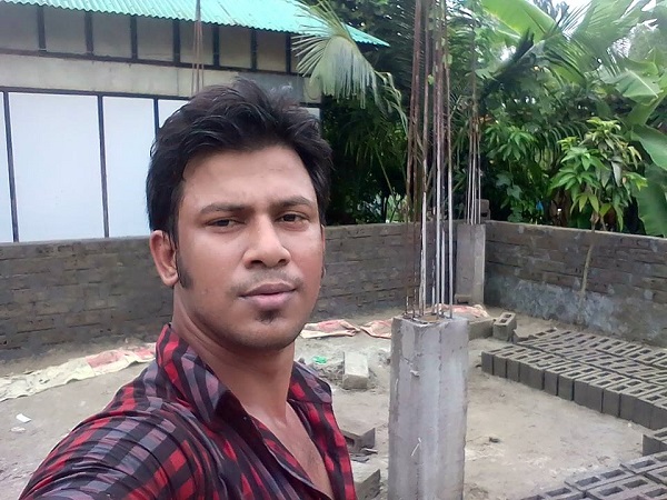 শিপু নিজের বাড়ি নির্মাণ করছেন তার তৈরি কনক্রিটের ব্লক দিয়ে। 