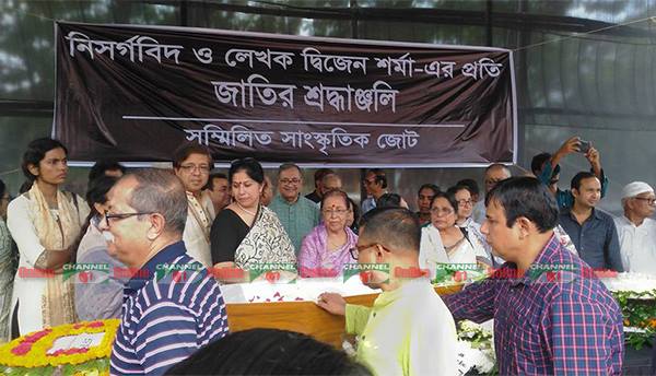 দ্বিজেন শরমার কফিনে শেষ শ্রদ্ধা।