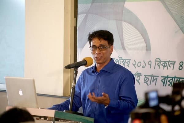 চ্যানেল আই'র প্রতিষ্ঠা বার্ষিকী উপলক্ষে চ্যানেল আই অনলাইন আয়োজিত সেমিনারে প্রবন্ধ উপস্থাপন করছেন চ্যানেল আই অনলাইনের সম্পাদক জাহিদ নেওয়াজ খান।