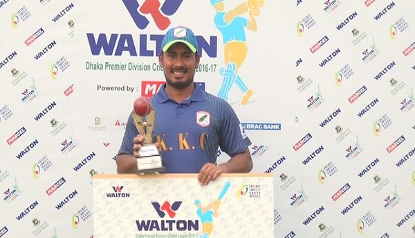 ক্রিকেটার আশরাফুল সেঞ্চুরি উদযাপন করছেন, পুরস্কার হাতে. Channel i News - চ্যানেল আই নিউজ