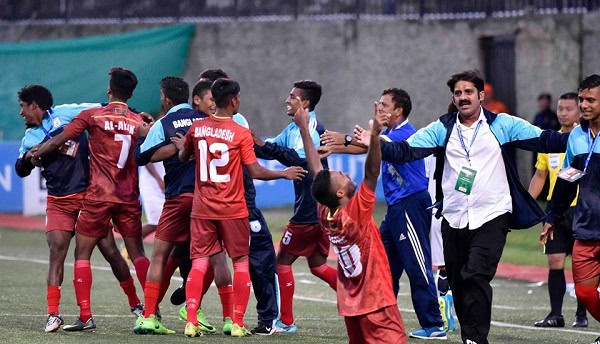 বাংলাদেশ যুবাদের সাফে অবিশ্বাস্য জয় উদযাপন, খেলোয়াড় ও কোচের উল্লাস. Channel i News - চ্যানেল আই নিউজ