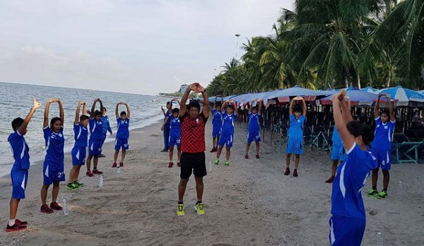 বাচ্চারা সমুদ্র সৈকতে খেলাধুলা করছে, প্রশিক্ষক নির্দেশনা দিচ্ছেন. Channel i News - চ্যানেল আই নিউজ