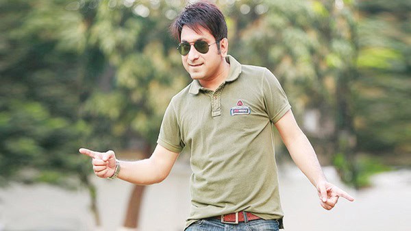 সাজু খাদেম হালকা সবুজ পোশাক পরা, হাসিমুখে দৌড়াচ্ছেন. Channel i News - চ্যানেল আই নিউজ