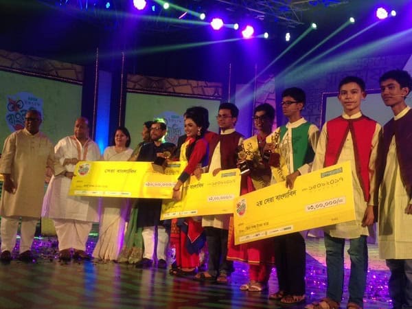 নুসরাত সায়েমসহ বিজয়ীরা পুরস্কার গ্রহণ করছেন. Channel i News - চ্যানেল আই নিউজ