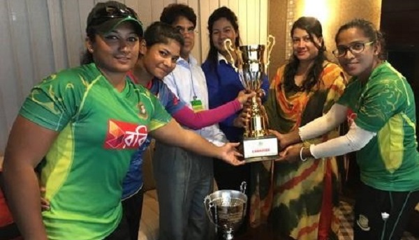 গত  আসরের শিরোপা হাতে রুপালি ব্যাংকের রুমানা-শুকতারা-সানজিদারা