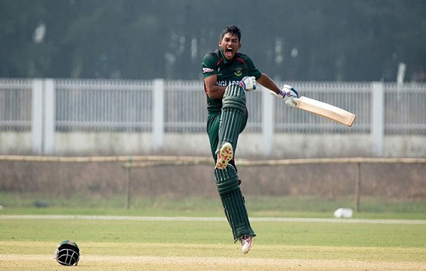 বাংলাদেশি ক্রিকেটার নাজমুল হাসান উল্লাসে ব্যাট ছুঁড়ে উদযাপন করছেন. Channel i News - চ্যানেল আই নিউজ
