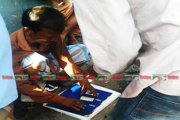 তেজগাঁও ফুটপথে তিনতাসের জুয়ার আসর।