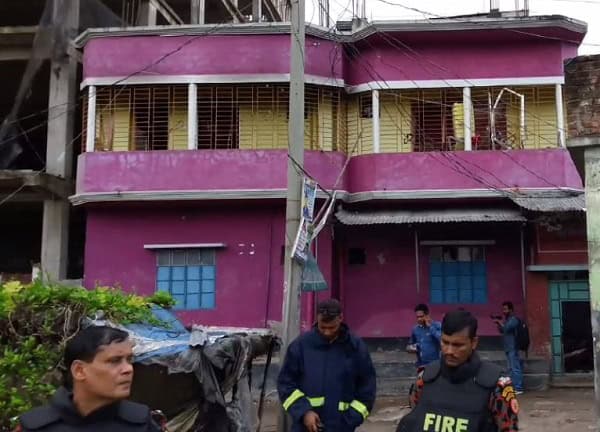 নারায়ণগঞ্জের কুমিল্লা হাউজে বোম্ব ডিসপোজাল কার্যক্রম চলমান. Channel i News - চ্যানেল আই নিউজ