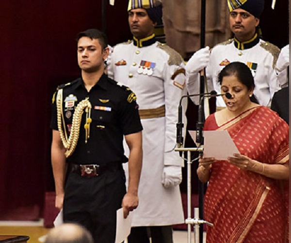 শপথ নিচ্ছেন নির্মলা সীতারামান।