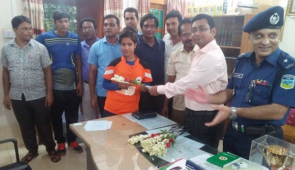 একটি সংবর্ধনা অনুষ্ঠানে সাবিনা