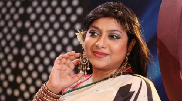 শাবনূর একটি সুন্দর পোজ দিয়ে হাসছেন. Channel i News - চ্যানেল আই নিউজ