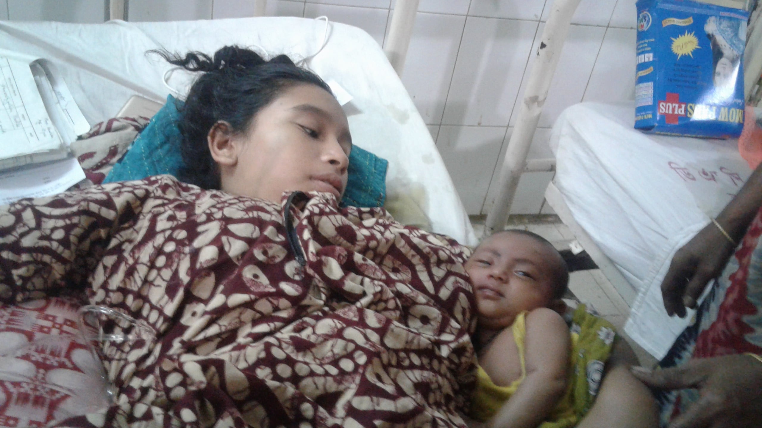 বেঁচে থাকা বাচ্চার সঙ্গে খাদিজা আক্তার