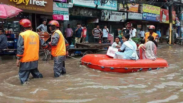 বন্যার পানিতে ফায়ার সার্ভিসের রেসকিউ বোট ও উদ্ধারকর্মীরা. Channel i News - চ্যানেল আই নিউজ