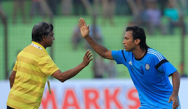 দুই ফুটবল খেলোয়াড় মাঠে একে অপরের সাথে শুভেচ্ছা বিনিময় করছেন. Channel i News - চ্যানেল আই নিউজ