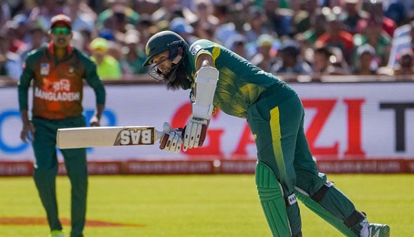 বাংলাদেশের ক্রিকেটার ব্যাটিং করছে, আন্তর্জাতিক ক্রিকেট ম্যাচ. Channel i News - চ্যানেল আই নিউজ