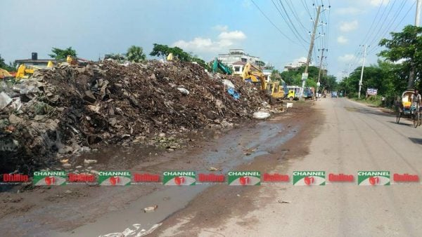 রাস্তা জুরে ময়লা-আবর্জনা।