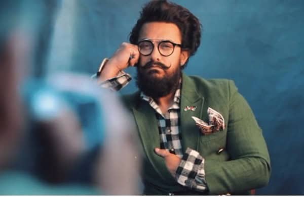 অভিনেতা আমির খান হোস্টের সঙ্গে কথা বলছেন, পেছনে ব্লু ব্যাকড্রপ।. Channel i News - চ্যানেল আই নিউজ