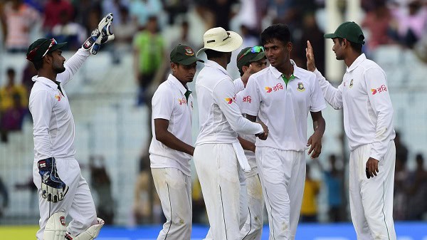 বাংলাদেশ ক্রিকেট দলের খেলোয়াড়রা মাঠে একে অপরের সাথে শুভেচ্ছা বিনিময় করছে।. Channel i News - চ্যানেল আই নিউজ