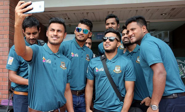 বাংলাদেশ ক্রিকেট দলের খেলোয়াড়রা সেলফি তুলছে. Channel i News - চ্যানেল আই নিউজ