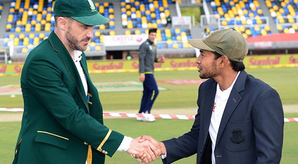 ক্রিকেট মাঠে দুই ব্যক্তি হাত মেলাচ্ছেন, খেলাধুলার দৃশ্য. Channel i News - চ্যানেল আই নিউজ