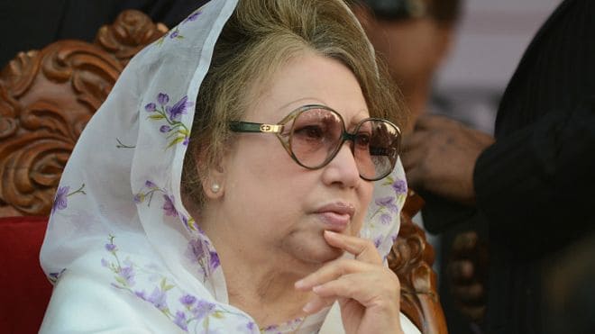 খালেদা জিয়া চুলকাচ্ছেন, চোখে চশমা পরা, পেছনে লোকজন. Channel i News - চ্যানেল আই নিউজ