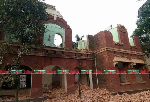 খামারবাড়ি ভবনের ধ্বংসাবশেষ, ভাঙা ইট ও ধ্বংসপ্রাপ্ত দেয়াল. Channel i News - চ্যানেল আই নিউজ
